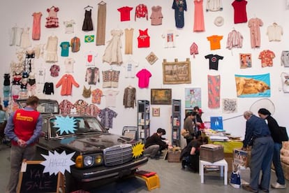 'Meta-Monumental Garage Sale', el rastrillo artístico montado por Martha Rosler.