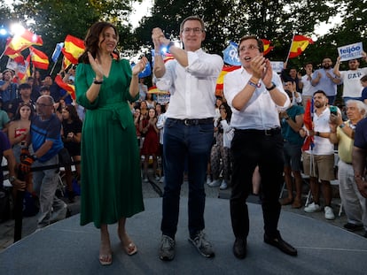 El líder del PP, Alberto Núñez Feijóo (centro), junto a la presidenta de la Comunidad de Madrid, Isabel Díaz Ayuso, y el alcalde de Madrid, José Luis Martínez Almeida, en un acto de campaña el 20 de julio en Madrid.