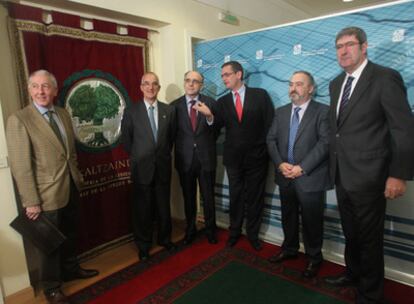 De izquierda a derecha, Joseba Arregi, José María Muñoa, Andrés Urrutia, Antonio Basagoiti; el director de la Fundación Popular de Estudios Vascos, Carlos Olazábal, y Kepa Aulestia, ayer antes de inicio del debate.