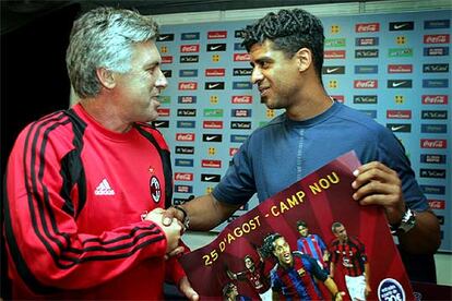 Carlo Ancelotti y Frank Rijkaard se saludan, en agosto pasado, con ocasión del Trofeo Gamper.