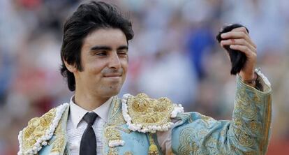 El diestro Miguel &Aacute;ngel Perera da la vuelta al ruedo tras cortar una oreja a su primer toro, del hierro de Olga Jim&eacute;nez Fern&aacute;ndez, en la segunda corrida de la Feria de San Miguel celebrada en la Real Maestranza de Sevilla. 