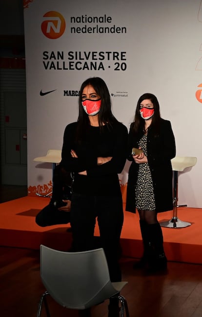 La vicealcaldesa de Madrid, Begoña Villacis, presentó este jueves la San Silvestre 2020 en Madrid. La San Silvestre Vallecana celebrará este año una edición atípica con una sola prueba sobre el asfalto limitada a la élite y corredores con tiempos inferiores en 10 kilómetros a 34 minutos en hombres y 40 minutos en mujeres, en un recorrido, aún por desvelar, de 2,5 kilómetros al que se darán cuatro vueltas. El objetivo es reducir las aglomeraciones de un evento que suele atraer a más de 40.000 personas.