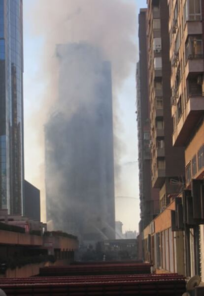 Desde la calle General Perón de Madrid se apreciaba perfectamente las labores de los bomberos que intentaban atajar el incendio.