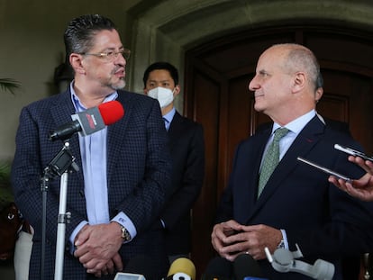 El presidente electo de Costa Rica, Rodrigo Chaves, junto al excandidato José María Figueres, el pasado 5 de abril.