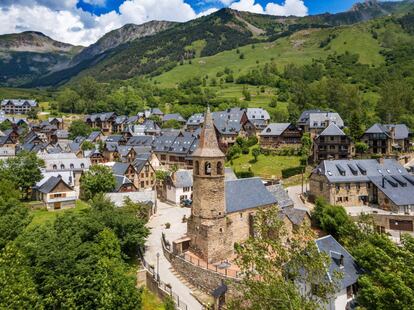 Este bello pueblo del Pirineo de Lleida, de poco más de 100 habitantes, es el municipio habitado más alto del <a href="https://elviajero.elpais.com/elviajero/2020/01/09/actualidad/1578580362_311599.html" target="">valle de Arán</a> (se encuentra a 1.490 metros de altitud). Destacan el museo Eth Corrau, que alberga más de 2.500 piezas que muestran la vida cotidiana y la artesanía más rústica aranesa, y la iglesia parroquial de Sant Feliu, del siglo XIII. Más información: <a href="https://www.visitvaldaran.com/descubre-la-val-daran/pueblos/bagergue/" target="">visitvaldaran.com</a>