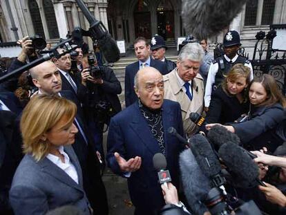 Mohamed al Fayed habla con los periodistas a la puerta de los tribunales ayer en Londres.