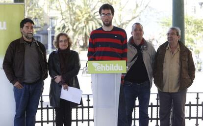 Xabi Soto, de Alternatiba, en la rueda de prensa ofrecida por EH Bildu sobre las detenciones de los ocho militantes de Segi.