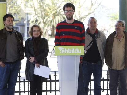 Xabi Soto, de Alternatiba, en la rueda de prensa ofrecida por EH Bildu sobre las detenciones de los ocho militantes de Segi.