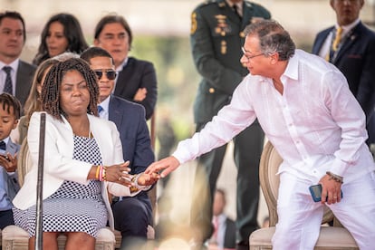 El presidente de Colombia, Gustavo Petro, saluda a la vicepresidenta de Colombia, Francia Márquez