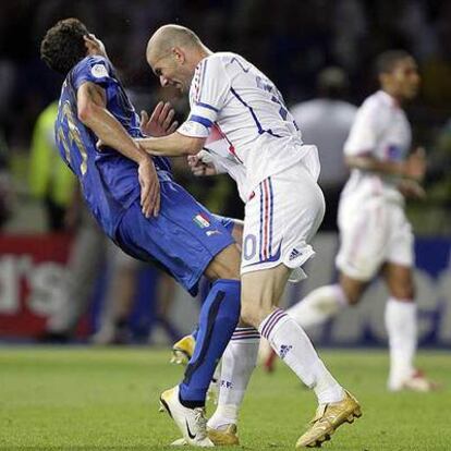 Zidane propina un cabezazo a Materazzi en la final del Mundial 2006.