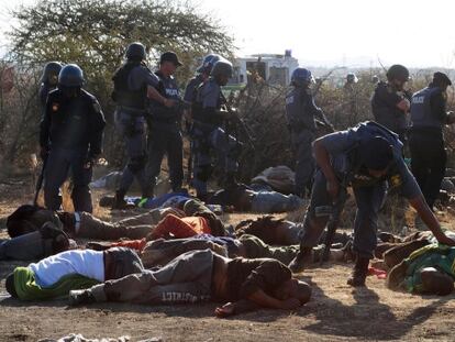 La policía rodea los cuerpos de los mineros abatidos durante las protestas, en agosto de 2012.