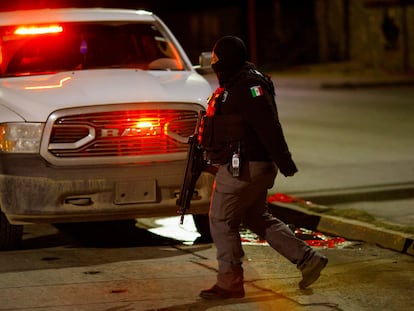 Un policía de investigación en el sitio en que murieron oficiales al ser atacados por personas no identificadas, este 2 de enero, en Ciudad Juárez.