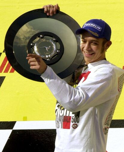 Valentino Rossi sostiene el trofeo que lo acredita como vencedor en la prueba de 500cc en el Gran Premio de Australia en el circuito de Phillip Island, victoria tras la que se proclama campen del mundo de la categora, el 14 de octubre de 2001.