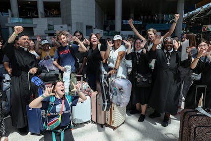 Participantes en la Jornada Mundial de la Juventud, a su llegada al aeropuerto de Lisboa este domingo.