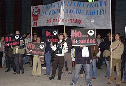 Protesta de los trabajadores de Antena 3, ayer en Madrid.