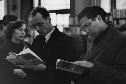 Lectores de <i>Lolita,</i> de Vladímir Nabokov, fotografiados en una librería de Londres en 1959.