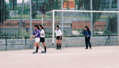 Yuriko Saeki, de violeta, en La Elipa, donde jugó sus primeros partidos al llegar a España en 1992.