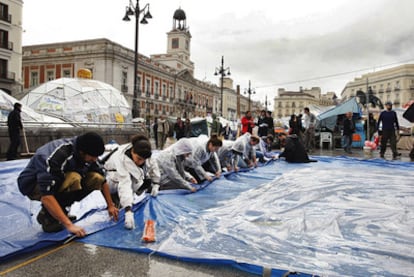 Los indignados de la Puerta del Sol preparan una nueva carpa.