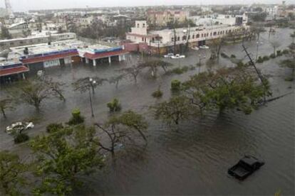 Una avenida de Cancún, completamente anegada por las aguas.