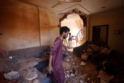 Un hombre mira los daños causados en una vivienda tras los enfrentamientos en Jartum, este lunes. 