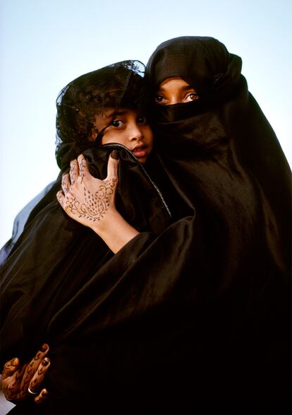 Kenia, 1986. "Esta madre e hija son swahilis de la isla de Lamu. De religión musulmana, las mujeres siempre llevan el rostro siempre cubierto, sólo muestran los ojos y las manos. Nos costó mucho tomar este retrato. Cuando la mujer accedió, la tuvimos que hacer en una esquina de un tejado para que nadie las viera. Confió mucho en nosotras. La foto no se puede mostrar en Lamu".