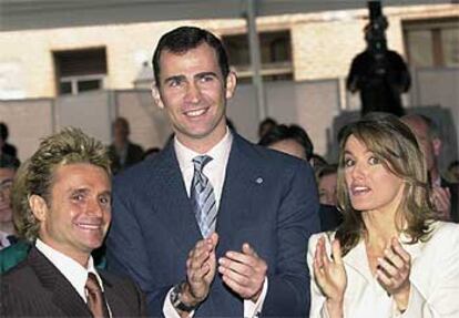 Don Felipe, junto a Letizia Ortiz y al músico Nacho Cano, en la carpa en la que han escuchado la pieza sinfónica.