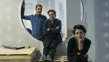 El artista Jordi Colomer ( centro), junto a Carolina Olivares y Eduard Escoffet, en el nuevo espacio La Infinita, en L'Hospitalet de Llobregat. 