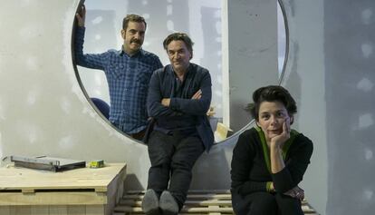 El artista Jordi Colomer ( centro), junto a Carolina Olivares y Eduard Escoffet, en el nuevo espacio La Infinita, en L'Hospitalet de Llobregat.