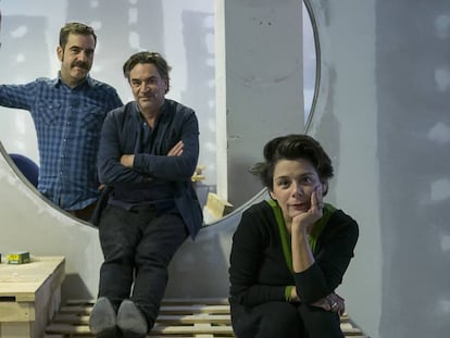 El artista Jordi Colomer ( centro), junto a Carolina Olivares y Eduard Escoffet, en el nuevo espacio La Infinita, en L'Hospitalet de Llobregat. 
