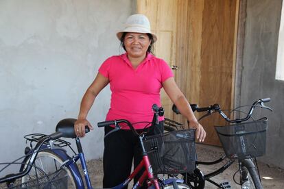 Fanny, mujer de la etnia pemón que creó una ruta en bicicleta por el Salto Ángel.