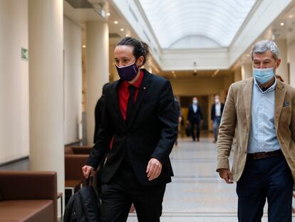 El vicepresidente segundo del Gobierno, Pablo Iglesias, junto a su director de gabinete, Julio Rodríguez, en el Senado.