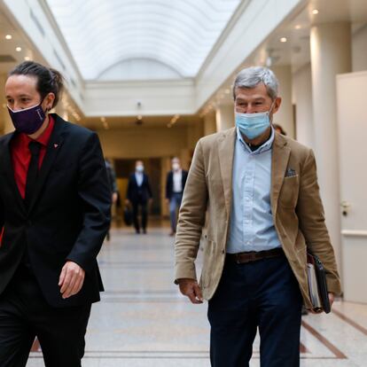 El vicepresidente segundo del Gobierno, Pablo Iglesias (i); y el director del Gabinete de la Vicepresidencia segunda, Julio Rodríguez (d), a su llegada a una sesión de control al Gobierno en el Senado, a 20 de octubre de 2020. En el pleno de hoy el Ejecutivo será preguntado, entre otras, por cuestiones relacionadas con la ampliación de la nacionalidad a exiliados, la ratificación de la Carta Social Europea revisada, la supuesta implicación del vicepresidente segundo del Gobierno en el ‘caso Dina’ o el cambio en el procedimiento de elección de los miembros del Consejo General del Poder Judicial (CGPJ) propuesto por el Gobierno.
20 OCTUBRE 2020 POLÍTICA
EUROPA PRESS/J. Hellín. POOL
20/10/2020