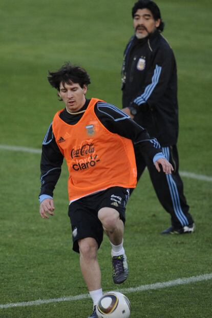 Messi, con Maradona detrás, en un entrenamiento en Pretoria.