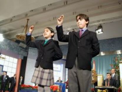Dos ni&ntilde;os del colegio San Ildefonso de Madrid cantan el Gordo de la loter&iacute;a de Navidad.