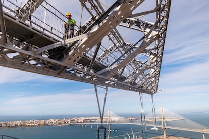 La compañía Endesa conecta los nuevos cables de alta tensión de las Torres de Cádiz, dos estructuras de más de 150 metros de altura que salvan la bahía. 