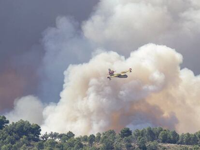 Medios aéreos combaten un incendio forestal de Artana (Comunidad Valenciana), en una foto de archivo.