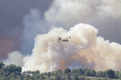 Medios aéreos combaten un incendio forestal de Artana (Comunidad Valenciana), en una foto de archivo.