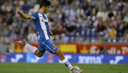 Asensio ejecuta una falta con el Espanyol.