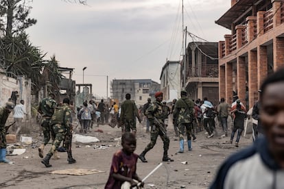 A la Monusco, presente en la República Democrática del Congo desde 1999 (hasta 2009 su nombre era Monuc) se la considera una de las misiones más importantes y costosas de la ONU, con unos 12.000 soldados y 1.600 policías desplegados en 2021 y un presupuesto anual de mil millones de dólares. En la imagen, soldados congoleños intervenían el martes durante una protesta frente a la base de la ONU en Goma.