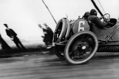 <i>Grand Prix de Circuit de la Seine,</i> fotografía de Jacques-Henri Lartigue: un icono de modernidad que inspiró a Blom en su ensayo <i>Años de vértigo.</i>