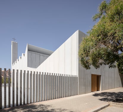 El aspecto exterior del templo es sobrio, industrial: está construido a base de láminas de hormigón prefabricado.