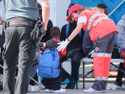 Desembarco de una patera con 40 personas en el muelle de Los Cristianos, en Tenerife, este lunes.