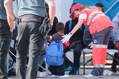 Desembarco de una patera con 40 personas en el muelle de Los Cristianos, en Tenerife, este lunes.