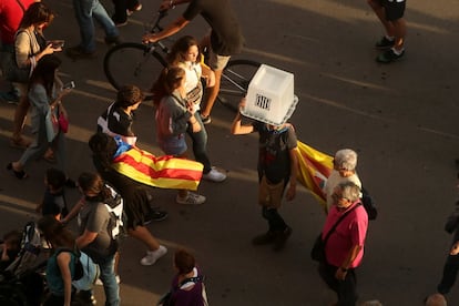 Un manifestante sostiene una urna como las que se utilizaron el año pasado en el referéndum del 1 de octubre, ante del comienzo de la protesta.