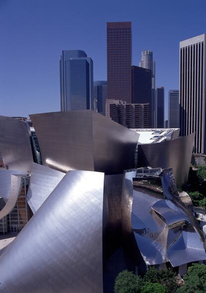 Las escaleras de acceso al Disney Concert Hall de Los Ángeles (Estados Unidos), de Frank Gehry, fueron set de rodaje de <i>Iron Man</i> (2008), película que recrea las aventuras del superhéroe de la Marvel. Un auditorio de gran poder (reflector); las onduladas planchas de acero inoxidable de la estructura exterior, habituales en las creaciones de Gehry, obligaron a una rectificación posterior en algunas de ellas: aplicar una película arenosa que anulase el reflejo de la luz solar sobre algunos edificios cercanos, ya que algunos vecinos protestaron por el aumento de la temperatura en sus casas. <a href="http://www.laphil.com/" rel="nofollow" target="_blank">www.laphil.com</a>