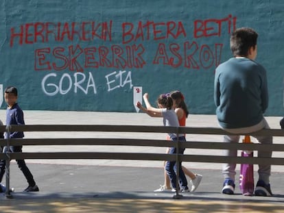 Una pintada con el mensaje "Siempre con el pueblo. Gracias. Viva ETA", en el frontón de Hernani (Gipuzkoa).