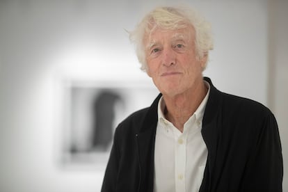 El director de fotografía Roger Deakins, fotografiado en Barcelona, en la exposición de sus fotos.