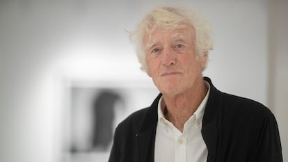 El director de fotografía Roger Deakins, fotografiado en Barcelona, en la exposición de sus fotos.