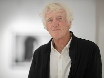 El director de fotografía Roger Deakins, fotografiado en Barcelona, en la exposición de sus fotos.