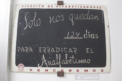 Pizarra con el conteo de los días restantes hasta la fecha establecida para erradicar el analfabetismo de Cuba.
